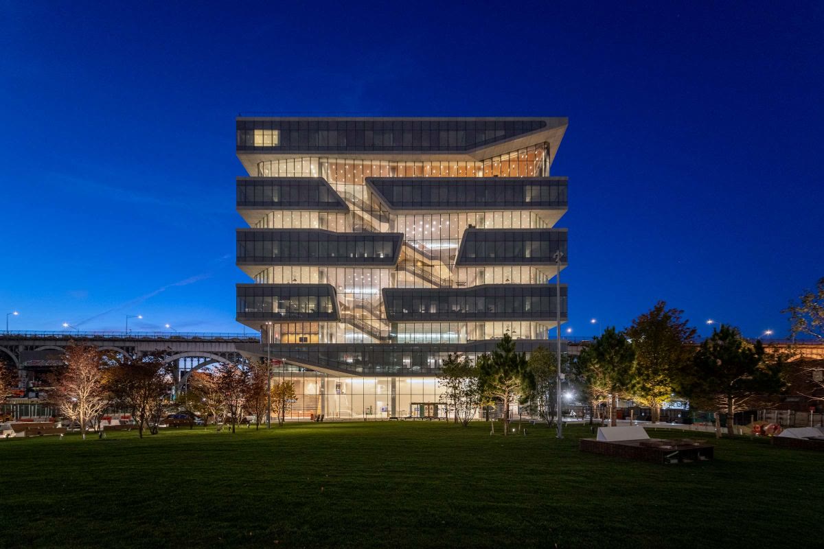 Campus da Columbia Business School ao entardecer